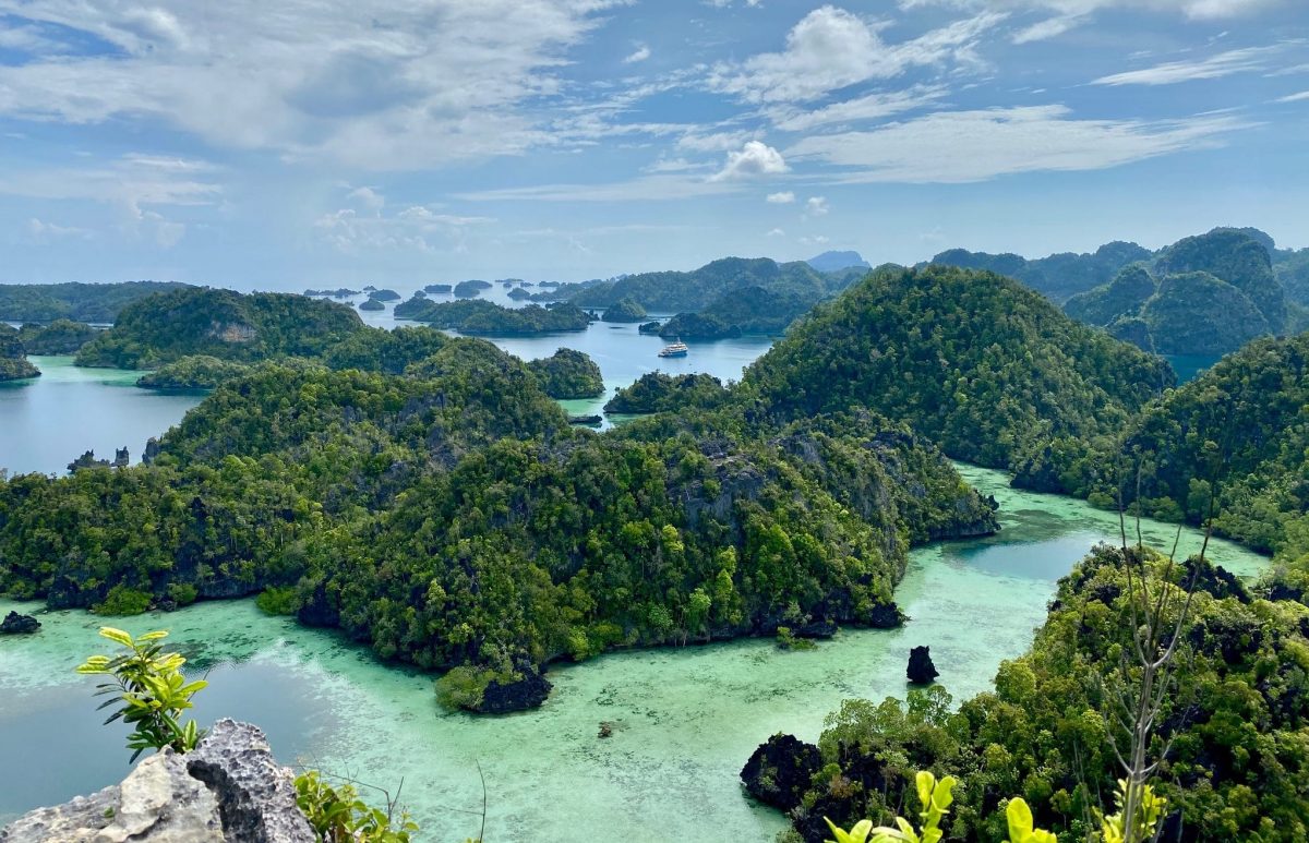 kudanil-explorer-luxury-expedition-yacht-misool-raja-ampat-1